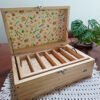 organize-suas-linhas-em-caixa-delicada-acessorios-para-costura