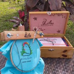 Kit para Bordado Artesanal com Suporte e Maleta