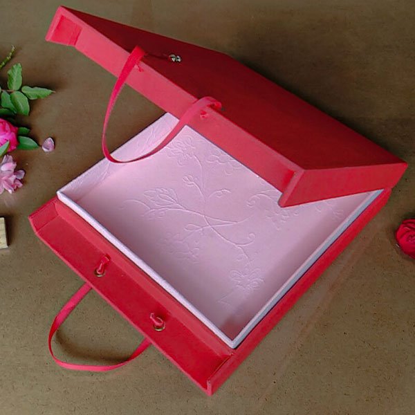 Caixa-álbum-com-suporte-para-pen-drive-modelo-Assanhadinho-Liles-Designer---vermelho-linho-com-alça