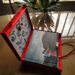 Caixa-assanhadinho-Liles-Designer---vermelho-linho-detalhe-aberto