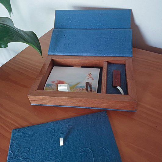 estojo-para-pen-drive-e-fotos-em-madeira-Liles-Designer-coleção-corruíra