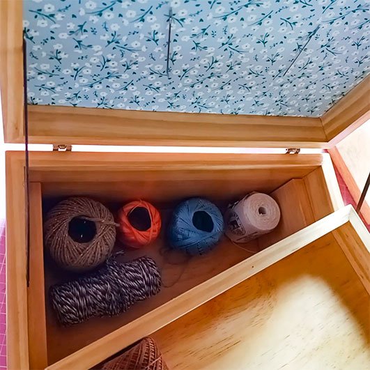 organizador-de-novelos,--linhas,-agulhas-e-tesouras