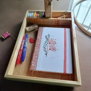 Suporte para bastidor com bandeja e imã
