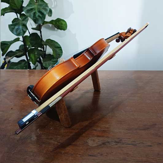 suporte-violino-e-arco-para-mesa-e-estante