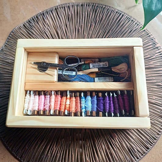 CAixa-estojo-para-meadas-de-linhas-de-bordado,-agulheiro,-suporte-para-tesoura