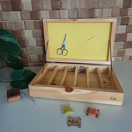 Caixa-organizadora-para-linhas-de-bordar-com-ímã-6-divisórias