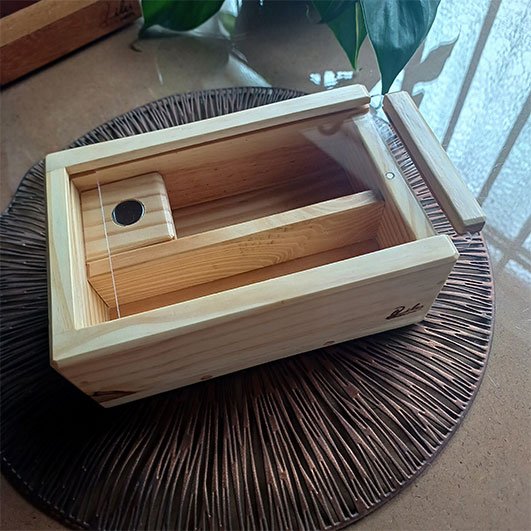 Estojo-tampa-acrilico-fechamento-magnetico,-imas-para-agulhas-e-tesoura,-repartições-para-acomodar-meadas-de-linha-e-plaquinhas-para-meadas