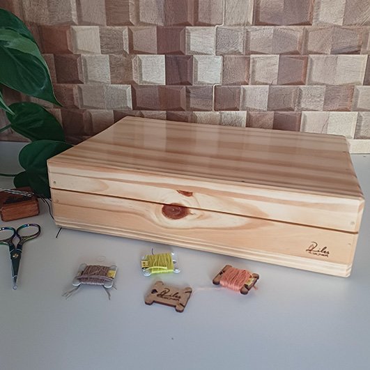 caixa-com-divisórias-para-organizar-meadas-de-linhas-para-bordar