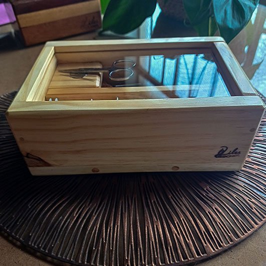 estojo-tampa-acrilico-organiza-meadas-de-linhas-para-bordado,-suporta-agulhas-e-tesoura