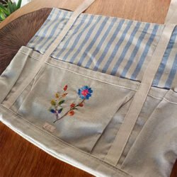 Sacola-em-Linho-Leve-com-Bolsos-para-Bordado-e-Encadernação