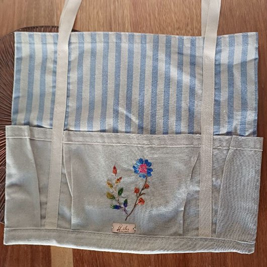 bolsa-para-materiais-de-bordado-em-linho-com-bolsos---Ateliê-Liles-Designer