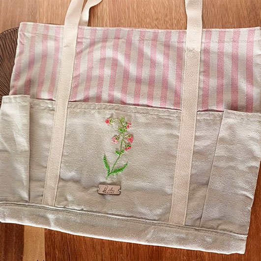 presente-para-quem-gosta-de-bordado-bolsa-em-linho-com-bolso-organizadores